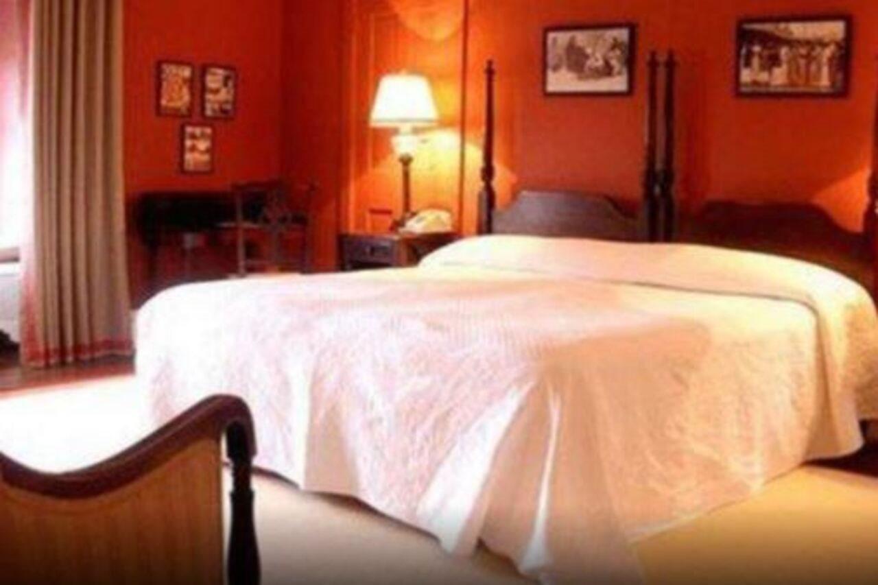 The College Club Of Boston Bed & Breakfast Room photo